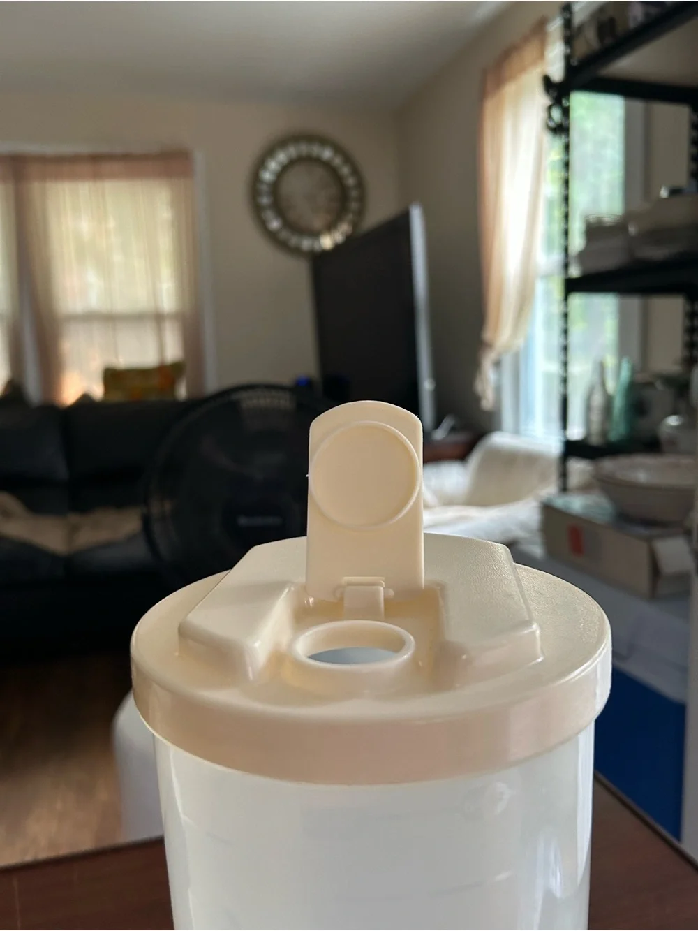 Vintage Rubbermaid Servin’ Saver 2 quart drink container with easy grip&flip top